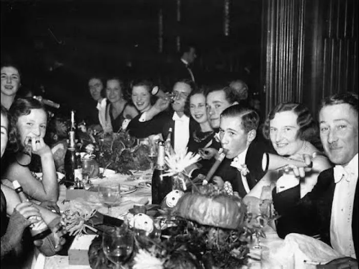 20 Rare Historical Photos Of New Year's Celebrations From 1930s To 1950s