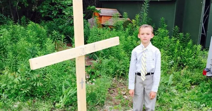 Picture Of A Boy Giving Funeral To His Turtle Goes Viral After Adults Saw What He Did