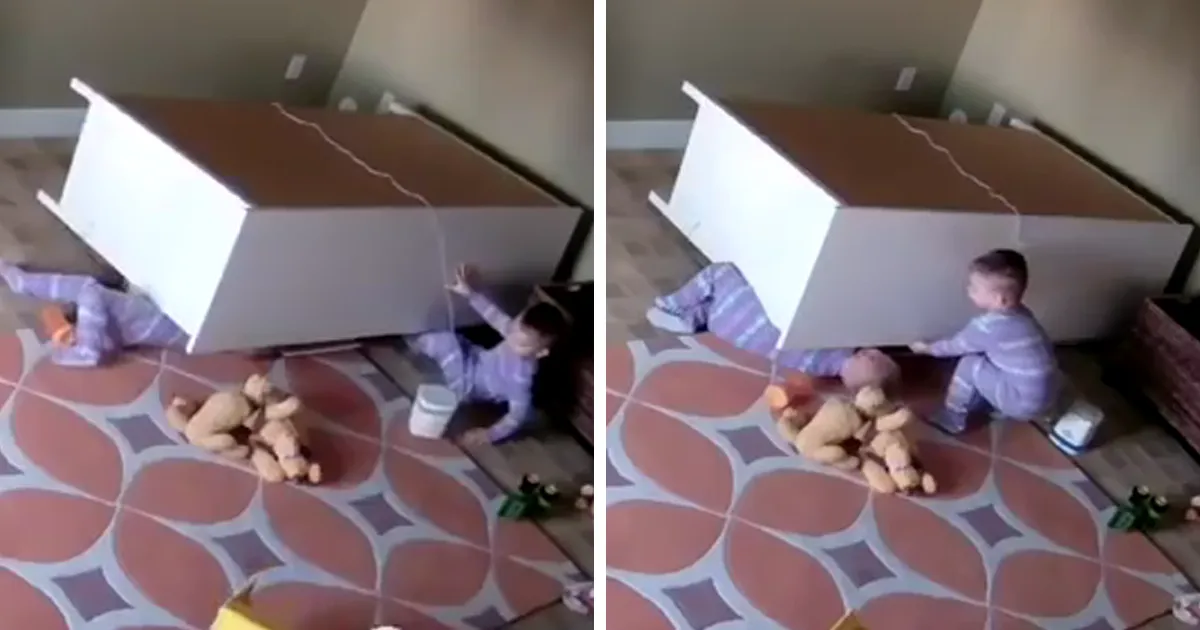 Este niño de 2 años rescató a su hermano gemelo atrapado bajo un mueble caído (tras hacer algo ridículo)