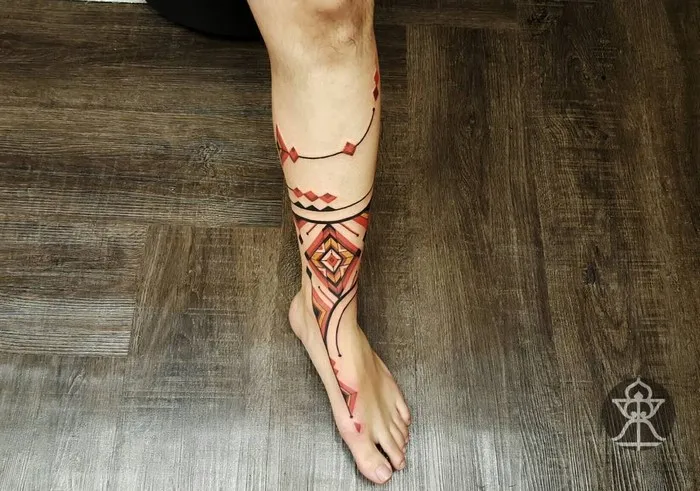 Leg tattoo in Amazonian tribal art style by Brazilian artist Brian Gomes.