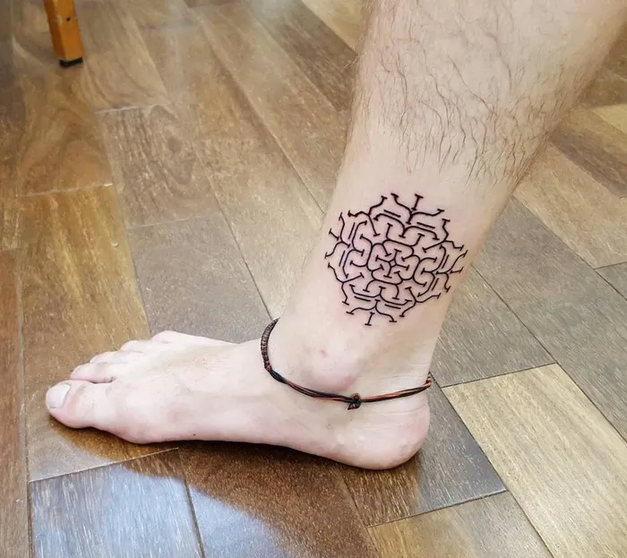 Amazonian tribal art tattoo on leg by Brazilian artist Brian Gomes, showcasing intricate geometric design.