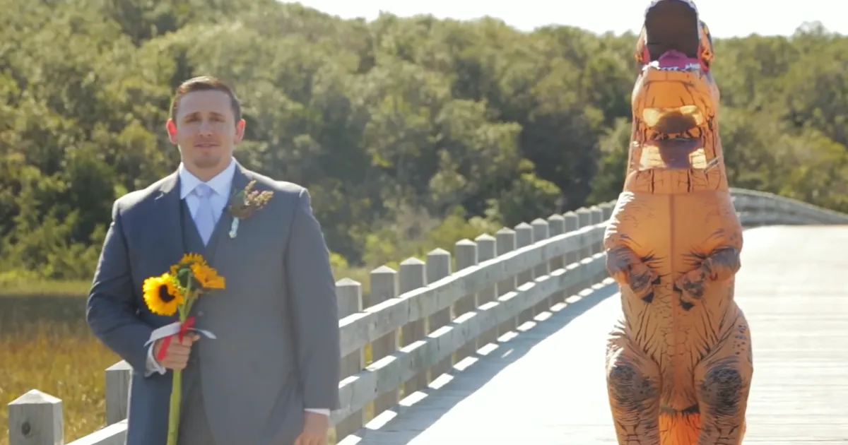 Esta novia se puso un disfraz de T-Rex para gastar una broma a su novio, y su reacción no tiene precio