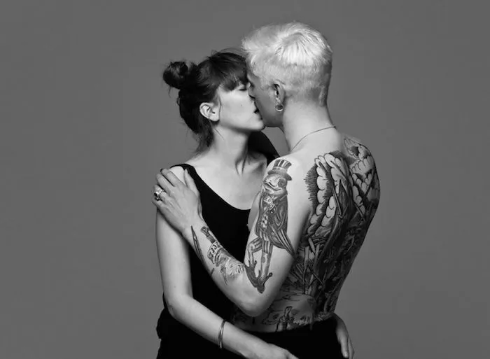 People Passionately Kissing: Can You Tell The Real Couples From Friends?