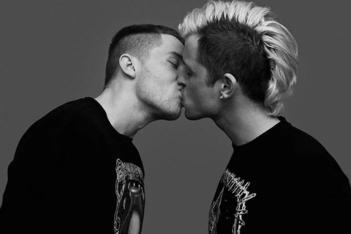 People Passionately Kissing: Can You Tell The Real Couples From Friends?