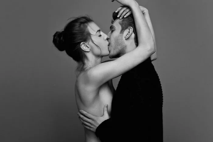 People Passionately Kissing: Can You Tell The Real Couples From Friends?