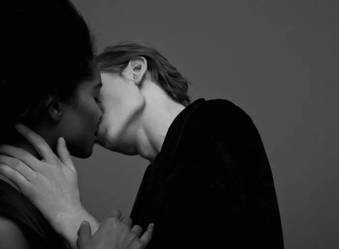 People Passionately Kissing: Can You Tell The Real Couples From Friends?