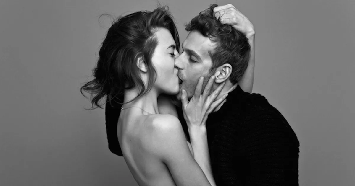 Personas besándose apasionadamente: ¿puedes diferenciar a las parejas reales de los amigos?