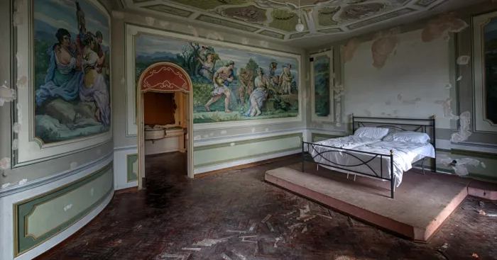 I Photographed This Abandoned Villa In Italy
