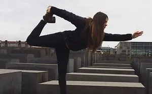 Artist Shames Tourists Taking Disrespectful Selfies At The Holocaust Memorial Site In Berlin (NSFW)