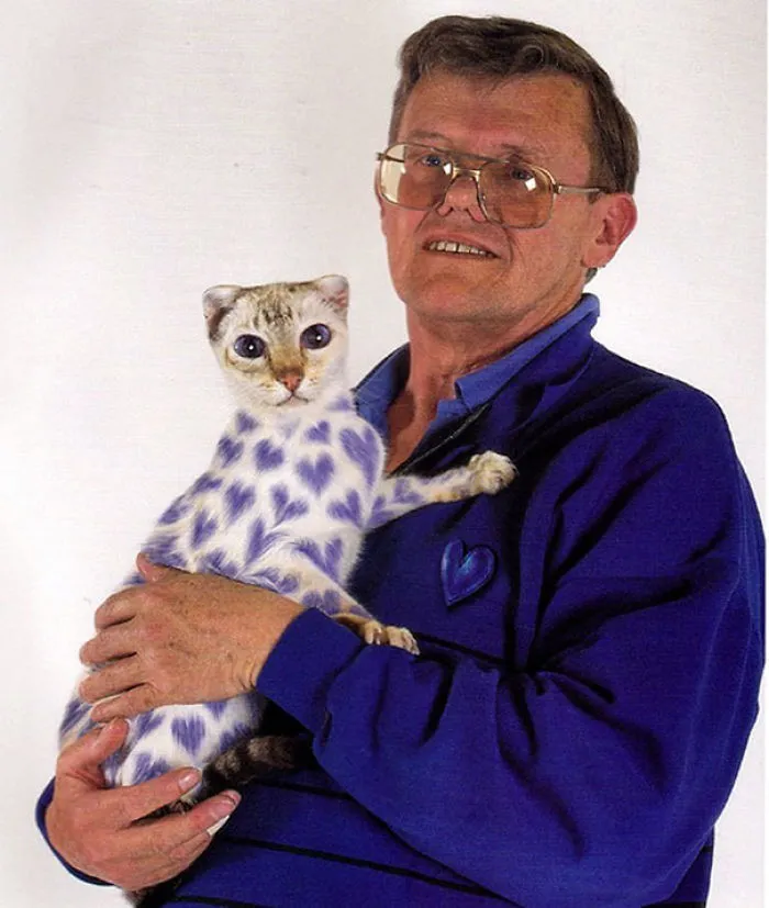 28 Awkward Vintage Photos Of Men Posing With Their Cats