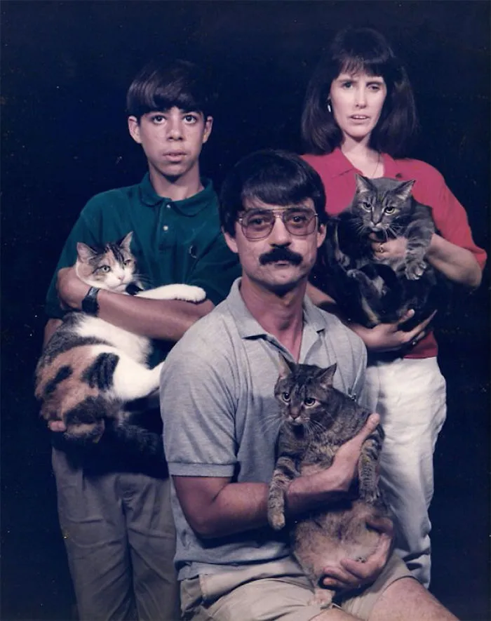 28 Awkward Vintage Photos Of Men Posing With Their Cats