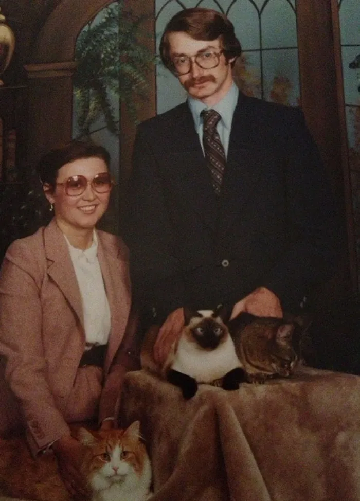 28 Awkward Vintage Photos Of Men Posing With Their Cats