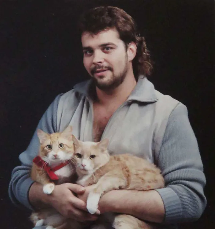 28 Awkward Vintage Photos Of Men Posing With Their Cats