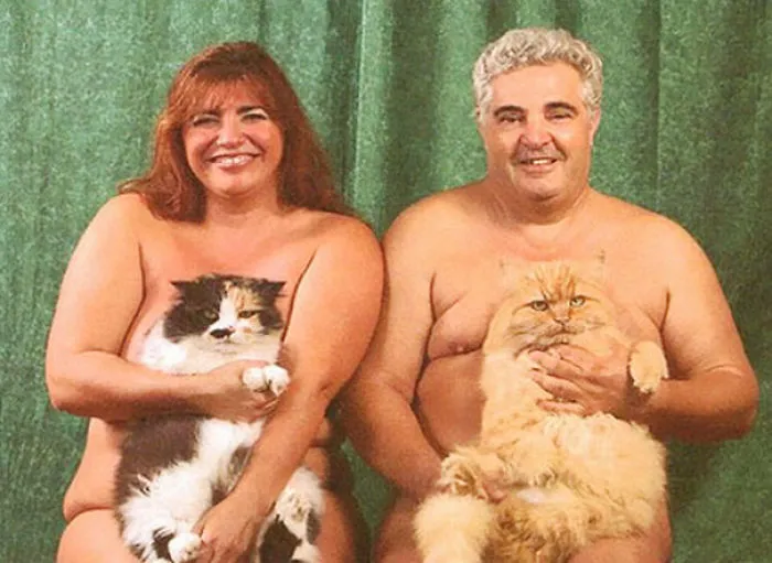 28 Awkward Vintage Photos Of Men Posing With Their Cats