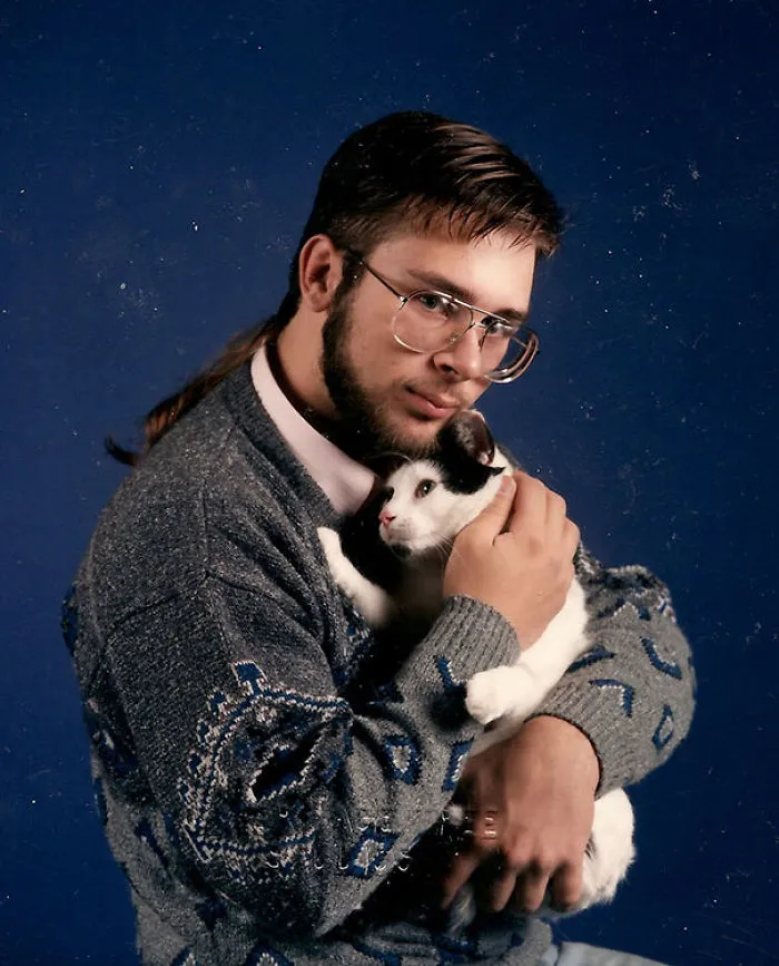 28 Awkward Vintage Photos Of Men Posing With Their Cats