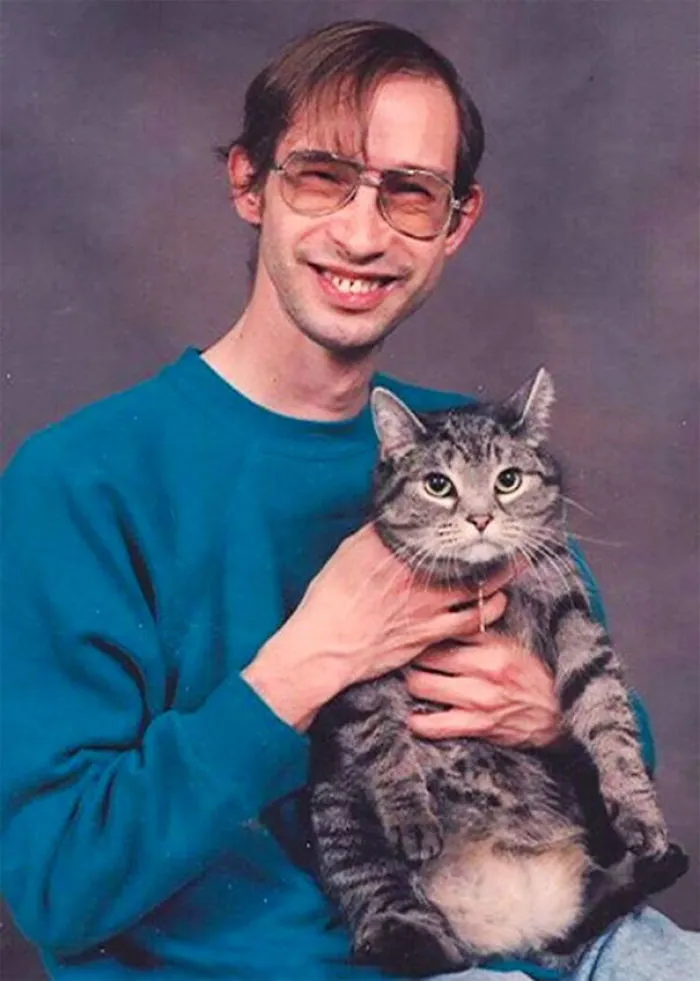 28 Awkward Vintage Photos Of Men Posing With Their Cats