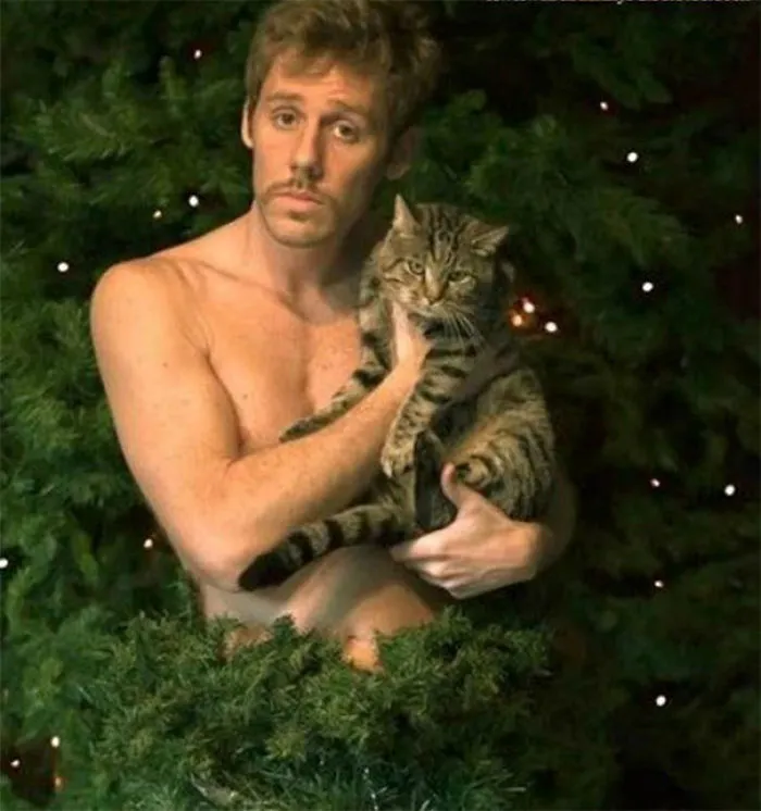28 Awkward Vintage Photos Of Men Posing With Their Cats
