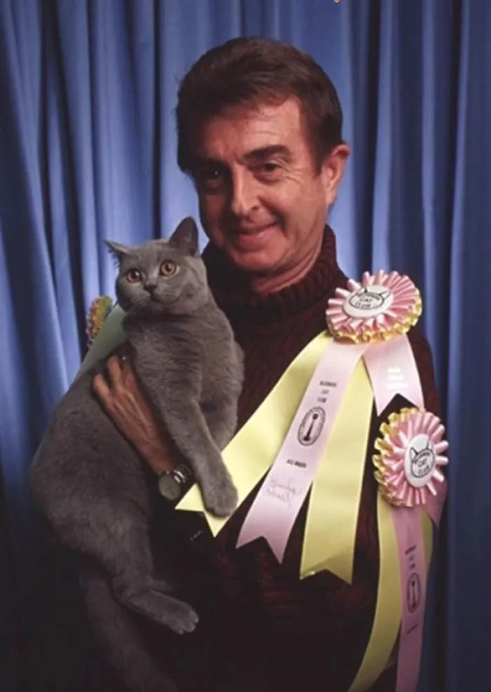 28 Awkward Vintage Photos Of Men Posing With Their Cats
