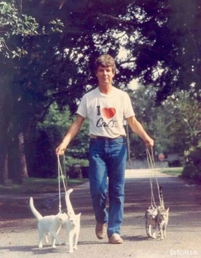 28 Awkward Vintage Photos Of Men Posing With Their Cats