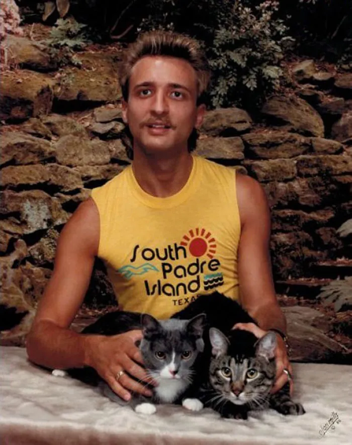 28 Awkward Vintage Photos Of Men Posing With Their Cats