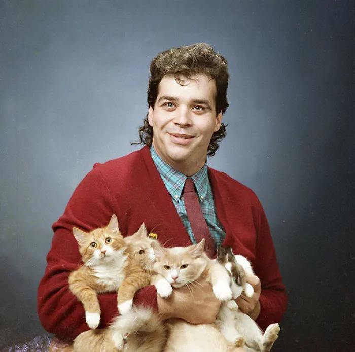 28 Awkward Vintage Photos Of Men Posing With Their Cats