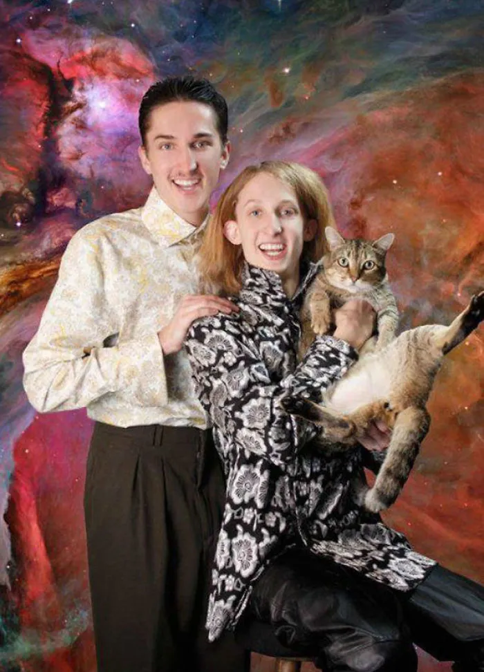 28 Awkward Vintage Photos Of Men Posing With Their Cats