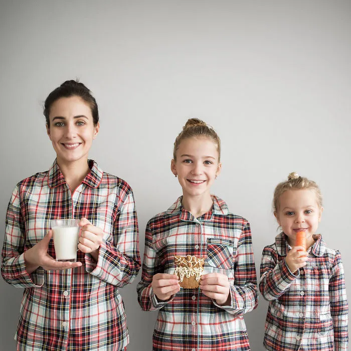 Mother Of Two Takes Adorable Photos Of Herself And Her Daughters In Matching Clothing