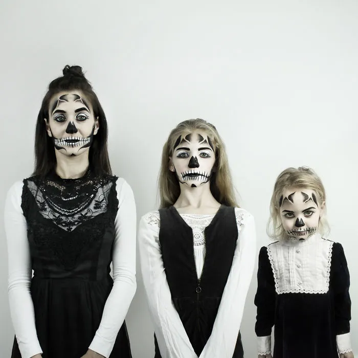 Mother Of Two Takes Adorable Photos Of Herself And Her Daughters In Matching Clothing