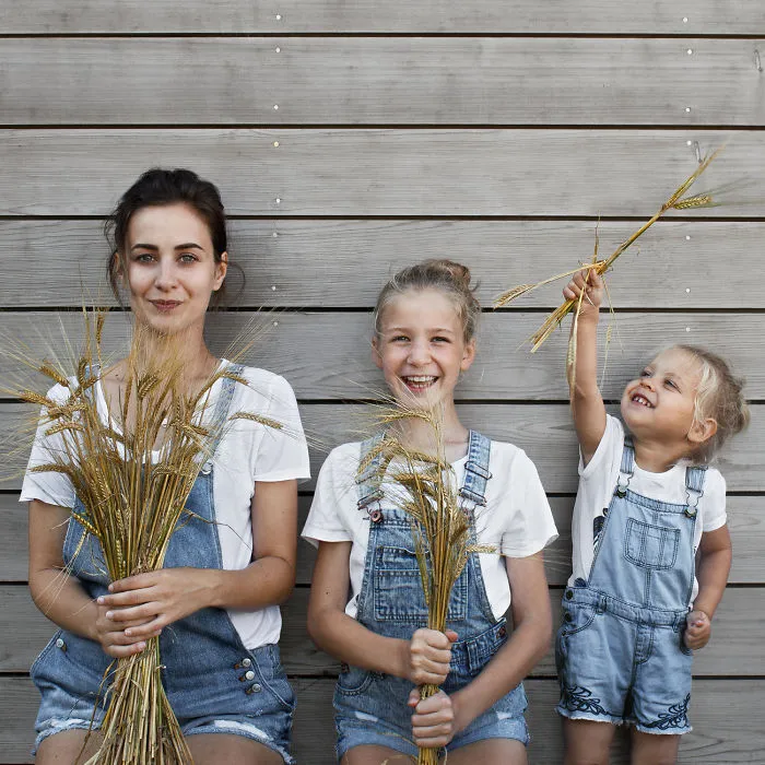 Mother Of Two Takes Adorable Photos Of Herself And Her Daughters In Matching Clothing