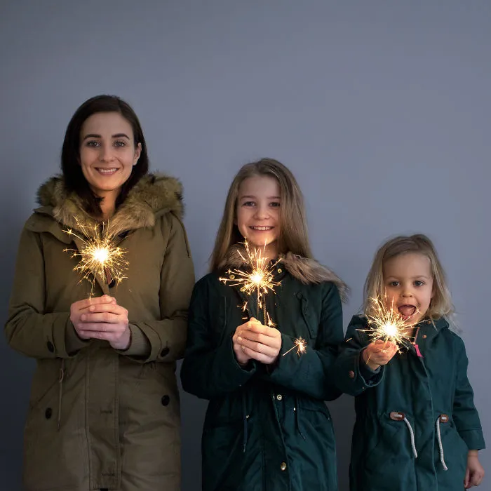 Mother Of Two Takes Adorable Photos Of Herself And Her Daughters In Matching Clothing