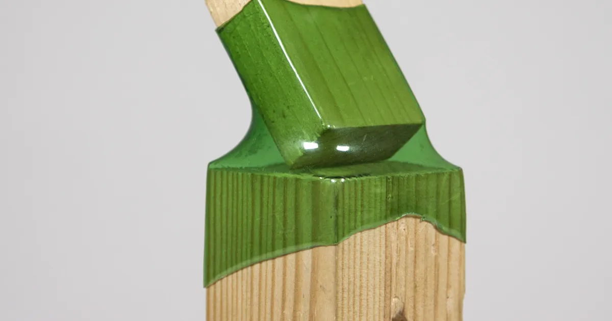 Esta ingeniosa mujer usa botellas viejas de plástico como material de juntura para hacer muebles