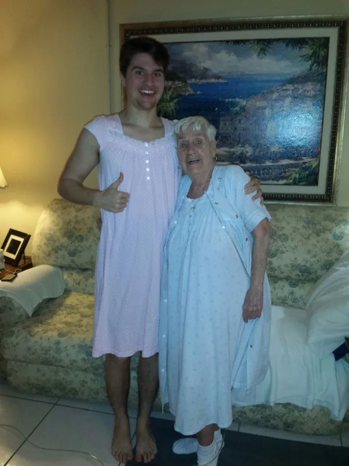 Mi Abuela Se Disculpó Por Ir En Camisón Frente A Nosotros. Le Dije Que No Importaba Y Que Parecía Cómodo, Así Que Me Ofreció Uno