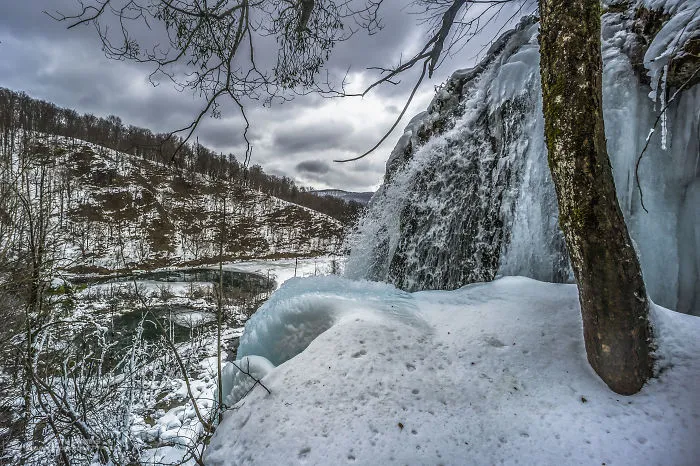 I Photographed The World Of A Thousand Frozen Waterfalls In Plitvice Lakes, Croatia