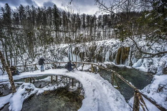 I Photographed The World Of A Thousand Frozen Waterfalls In Plitvice Lakes, Croatia