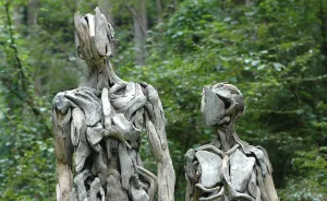 Inquietantes estatuas hechas con madera de deriva, por el artista japonés Nagato Iwasaki