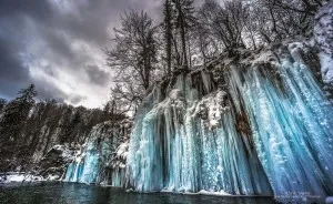 I Photographed The World Of A Thousand Frozen Waterfalls In Plitvice Lakes, Croatia