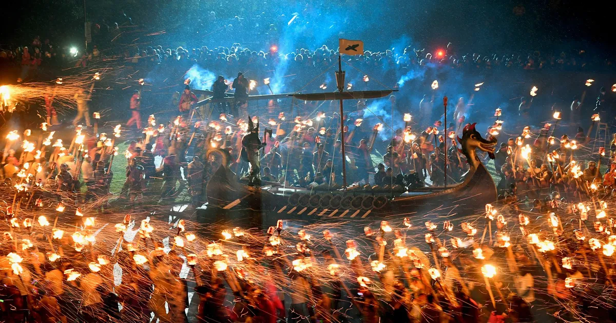 Fotos épicas del festival vikingo Up Helly Aa en Escocia