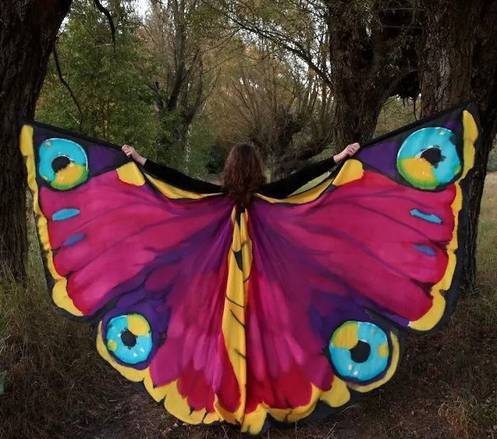 I Hand-Paint Butterfly Wings Paterns On Silk