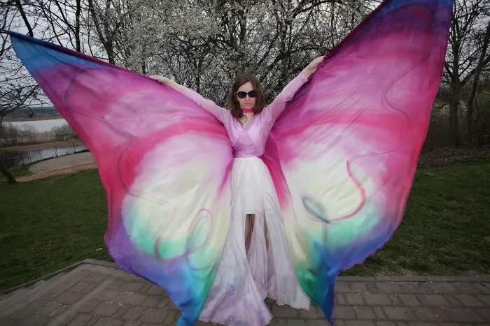I Hand-Paint Butterfly Wings Paterns On Silk