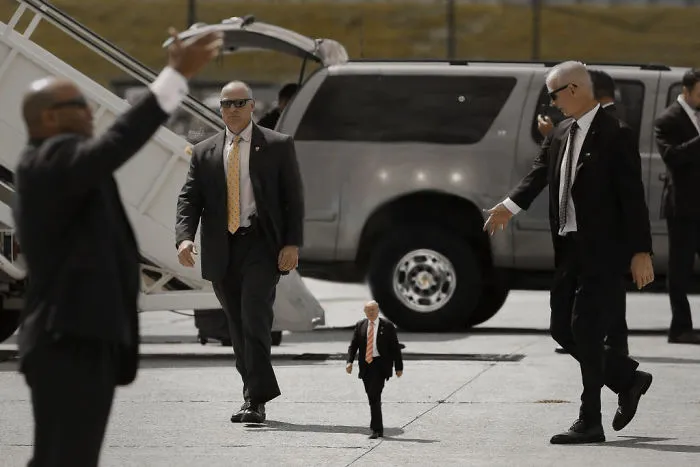 Pequeño Trump junto al servicio secreto