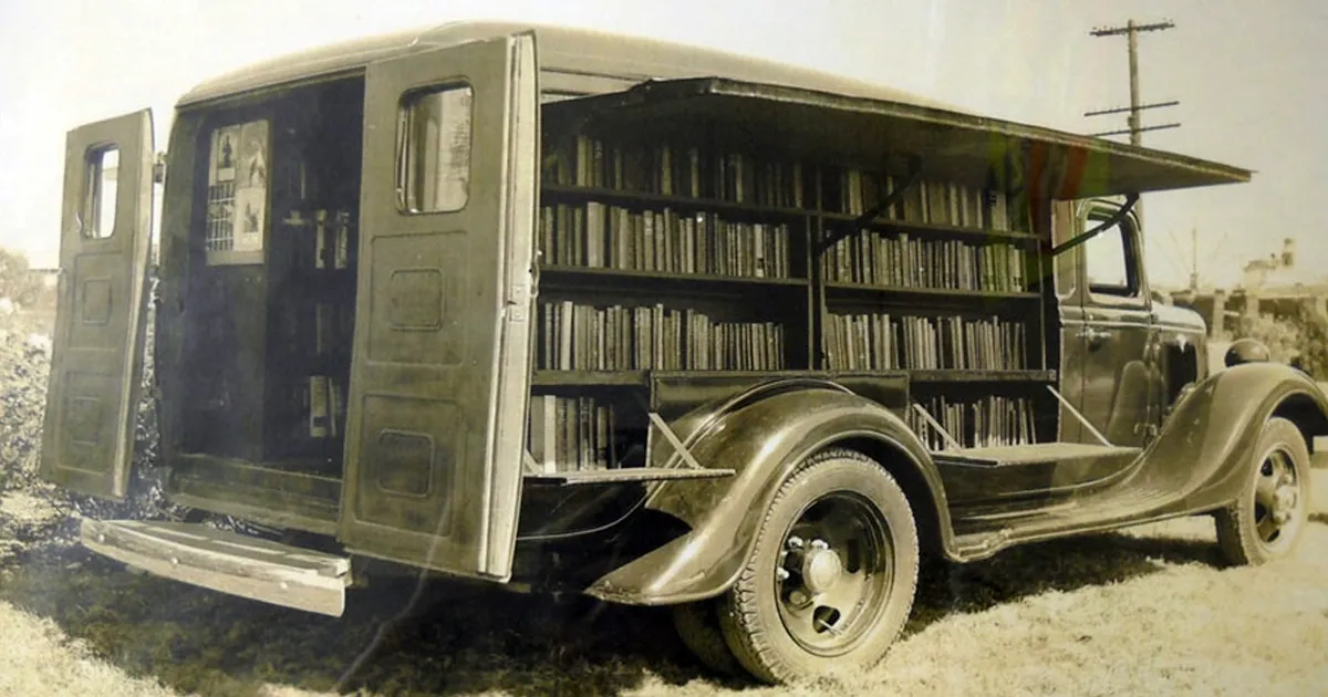 Antes de Amazon, teníamos libromóviles: 15 curiosas fotos de bibliotecas sobre ruedas