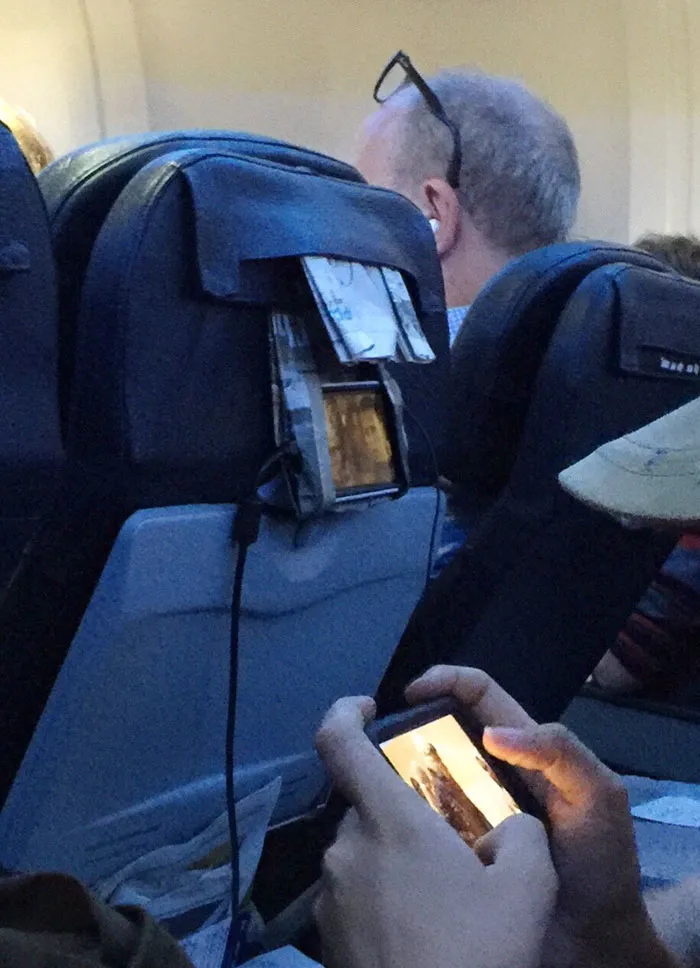 phone holder made out of newspaper 