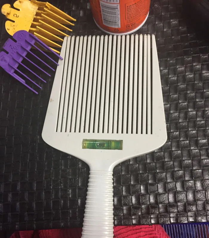 hair pick with leveler on it
