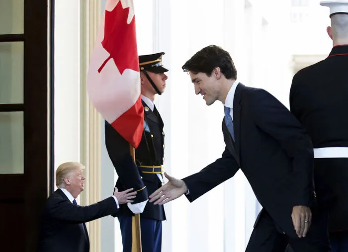 Pequeño Trump dando la bienvenida a Mr. Canadá