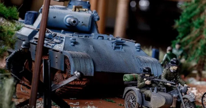 Russian Artist Creates Detailed Military Miniatures