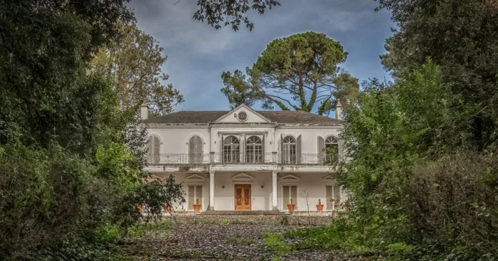 Exploration Of An Abandoned Italian Villa And Meet And Greet With Medusa!