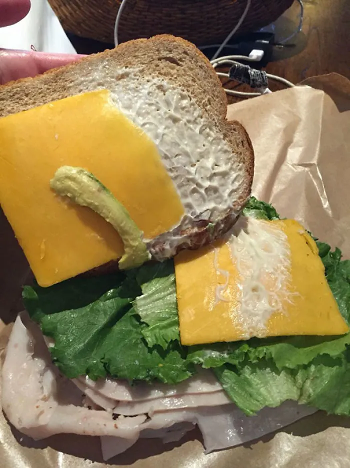Pagué 2$ Extra Para Que Pusieran Aguacate En Este Sandwich