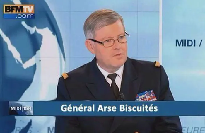 Man in military uniform on TV with funny name captioned as "Général Arse Biscuités".