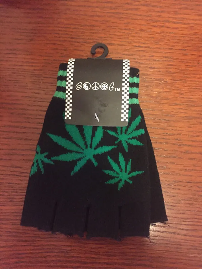 Mi Hija De 7 Años Pidió Unos Guantes Sin Dedos Con Flores. La Abuela Los Encontró