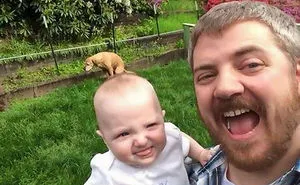 30 Hilarious Times People Forgot To Check The Background When Taking A Selfie